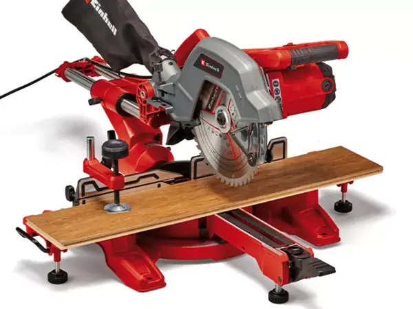 Pila Einhell TC-SM 254 při řezání dřevěného prkna s aktivovaným laserem pro vyznačení řezu.