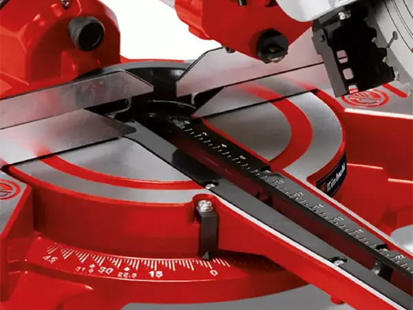 Der Drehtisch der Einhell Zug-Kapp-Gehrungssäge TC-SM 254 mit Winkelskala.