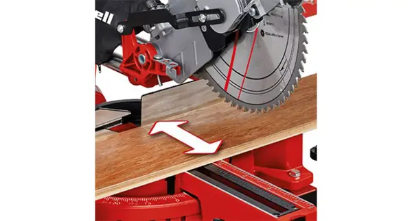 Detail laseru pro vyznačení řezu na pokosové pile Einhell TC-SM 2531/2 U při řezání dřevěného prkna.
