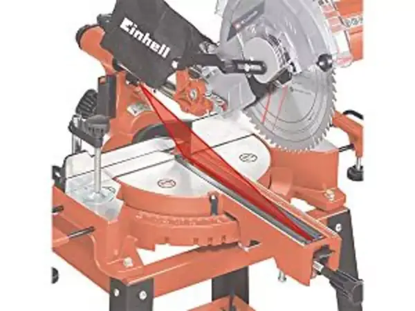 Pokosová pila Einhell TC-SM 2531/2 U s aktivovaným laserem pro vyznačení řezu na podstavci.