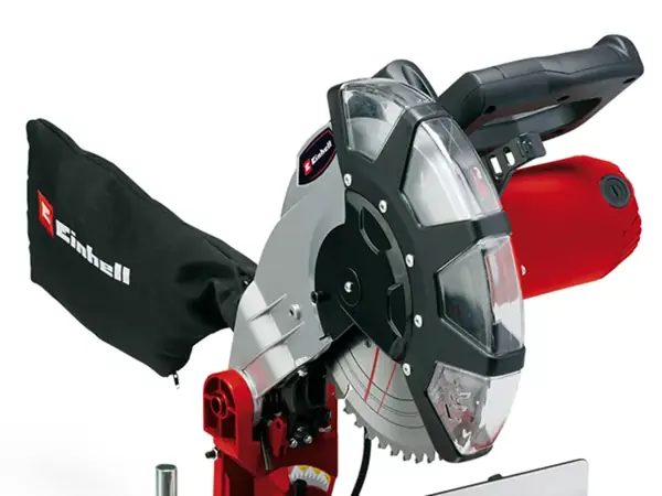 Posuvná pokosová pila Einhell TC-SM 2531/2 U je vhodná pro pokosové řezy, zde znázorněno s nakloněnou hlavou pily.