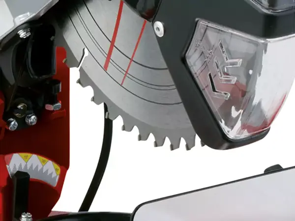 Detailní pohled na pilový kotouč posuvné pokosové pily Einhell TC-SM 2531/2 U s průhledným ochranným krytem.