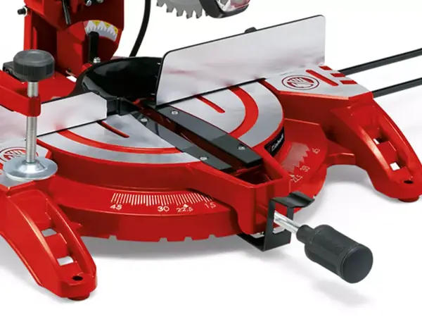 Nastavení úhlu posuvné pokosové pily Einhell TC-SM 2531/2 U umožňuje přesné pokosové řezy.