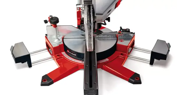 Opěrky obrobku pokosové a kapovací pily s posuvem Einhell TE-SM 2534 Dual s bočními výsuvy pro dlouhé obrobky.