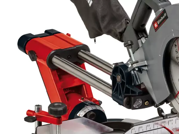 Posuvná funkce pokosové a kapovací pily s posuvem Einhell TE-SM 2534 Dual se dvěma stabilními vodicími tyčemi.