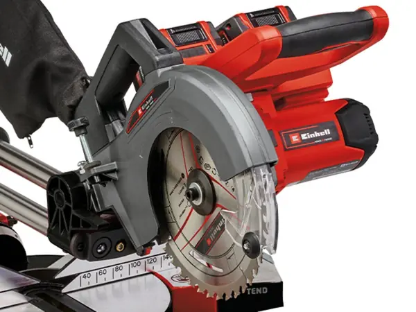Boční pohled na Einhell aku kapovací a pokosovou pilu TE-SM 36/210 Li s viditelnou baterií a nasazeným pilovým kotoučem.
