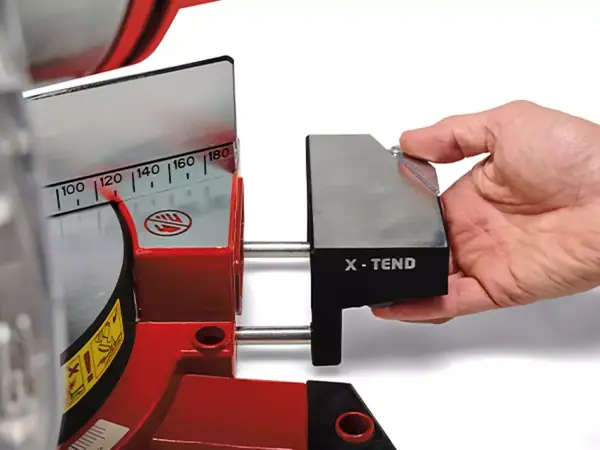 Ruka vysouvá podpěru obrobku na Einhell aku kapovací a pokosové pile TE-SM 36/210 Li.