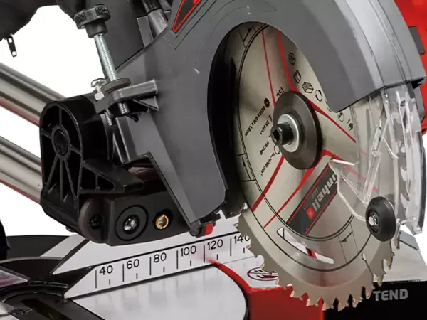 Detailní záběr pilového kotouče a úhlové stupnice na Einhell aku kapovací a pokosové pile TE-SM 36/210 Li.