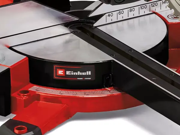 Detailní záběr otočného stolu s úhlovou stupnicí Einhell aku kapovací a pokosové pily TE-SM 36/210 Li.