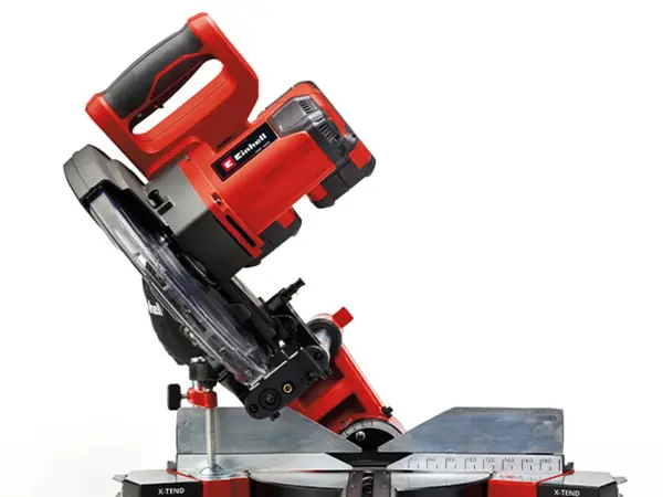 Bezkabelová posuvná pokosová pila Einhell TE-SM 36/10 L Li zobrazená v nakloněné poloze pro pokosový řez na bílém pozadí.