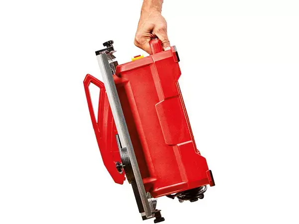 Hand greift den seitlich angebrachten Transportgriff der Einhell Fliesenschneidmaschine TC-TC 800.