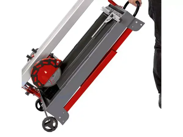 Die Radial-Fliesenschneidmaschine TE-TC 620/1 U kann dank integrierter Trolleyfunktion auf zwei Rollen gezogen werden.