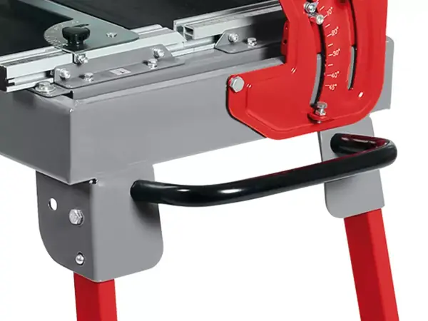 Der vordere Transportgriff erleichtert das Anheben und Bewegen der Maschine.