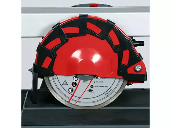 Detailansicht der Trennscheibe der Radial-Fliesenschneidmaschine TE-TC 620/1 U mit Schutzhaube und Winkelskala.