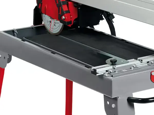 Der Arbeitstisch der Einhell TE-TC 620/1 U bietet eine stabile Auflagefläche mit Führungsschiene für exakte Schnitte.