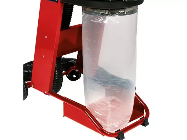 Zařízení má stabilní podvozek s kolečky a průhledným pytlem na třísky.