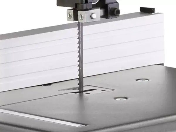 Verstellbarer Sägeblattschutz der Einhell Bandsäge TC-SB 200/1 zur sicheren Handhabung.