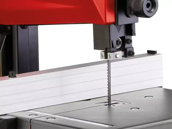 Parallelanschlag der Einhell Bandsäge TC-SB 200/1 für gerade und exakte Schnitte.