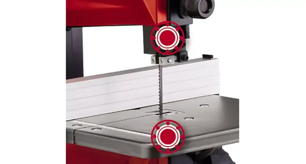 Höhenverstellung der Einhell Bandsäge TC-SB 200/1 zur Anpassung an unterschiedliche Werkstückhöhen.