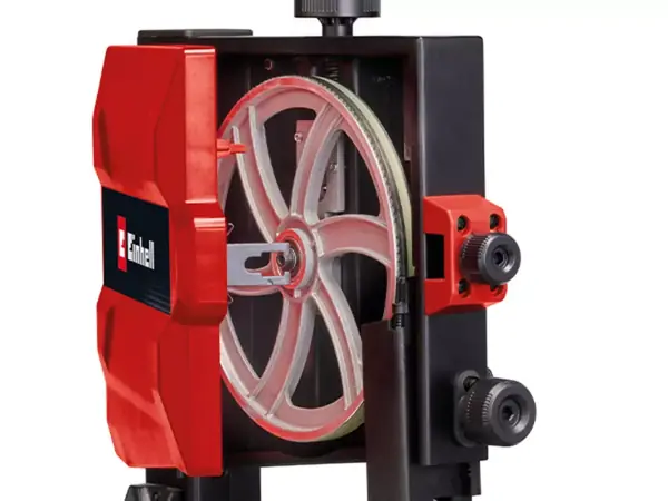 Geöffnete Seitentür der Einhell Bandsäge TC-SB 200/1 mit sichtbarem Sägeblatt für einfachen Wechsel.