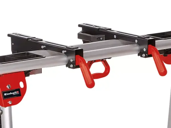 Boční pohled na příslušenství pro pily Einhell MSS 1610 se dvěma červenými aretačními pákami pod lištou.