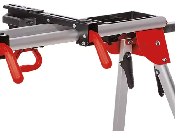 Detailní záběr příslušenství pro pily Einhell MSS 1610 s červenou nohou a nastavitelnou opěrkou.