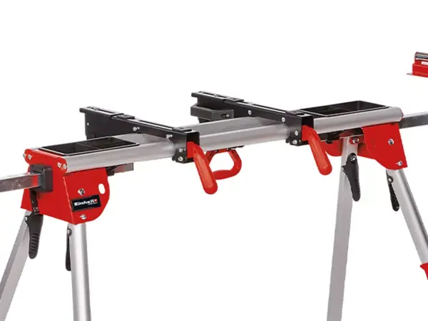 Šikmý pohled na příslušenství pro pily Einhell MSS 1610 se dvěma červenými rychloupínacími prvky a boční opěrkou obrobku.