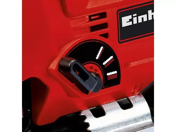 Detailní pohled na ovládací páčku kyvného chodu u přímočaré pily Einhell TC-JS 80/1.