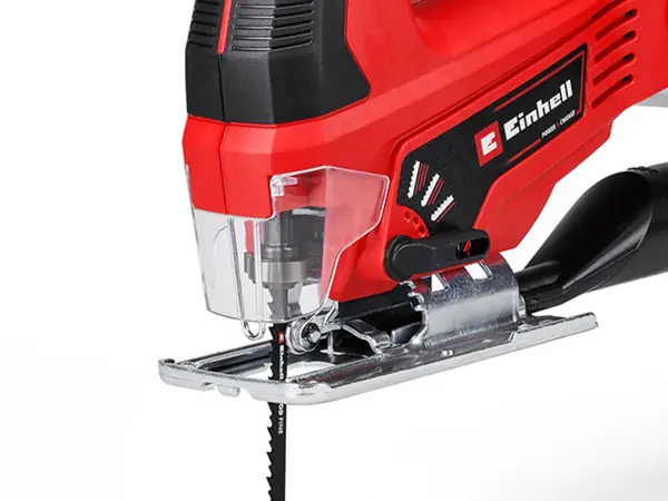 Přední pohled na akumulátorovou přímočarou pilu Einhell TC-JS 18 Li s nasazeným pilovým listem a průhledným ochranným krytem.