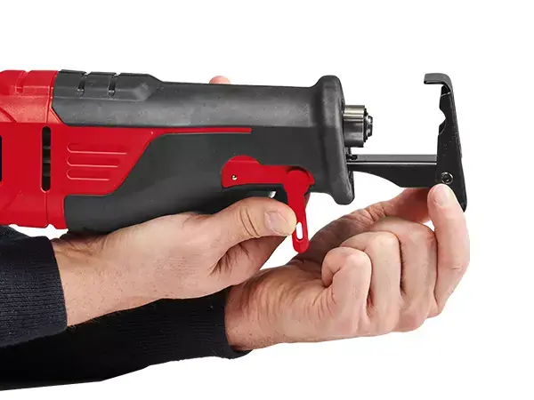 Nastavitelná patka pily u univerzální pily Einhell TE-AP 950 E pro přizpůsobení obrobku, ovládaná rukou.