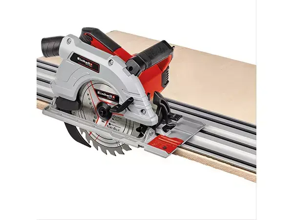 Ruční kotoučová pila Einhell TE-CS 190/1 při řezání dřevěného prkna podél vodicí lišty.