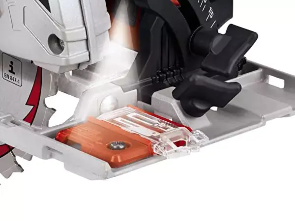 Ruční kotoučová pila Einhell TE-CS 165 se zapnutým LED světlem pro dobře osvětlenou linii řezu.