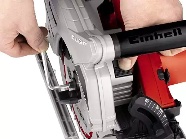 Boční detail ruční kotoučové pily Einhell TE-CS 165 s ručním nastavením hloubky řezu pomocí ručního kolečka.