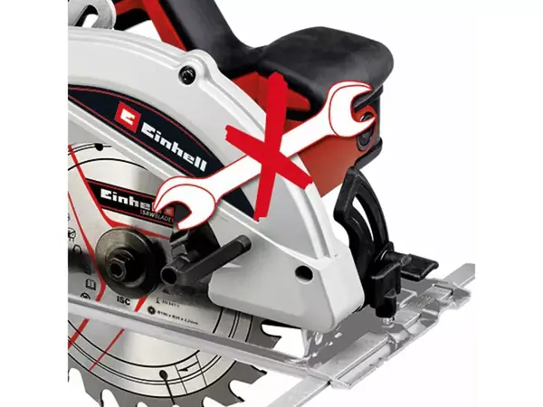 Boční pohled na ruční kotoučovou pilu Einhell TC-CS 1410 s červenou pákou pro beznástrojové nastavení hloubky řezu.