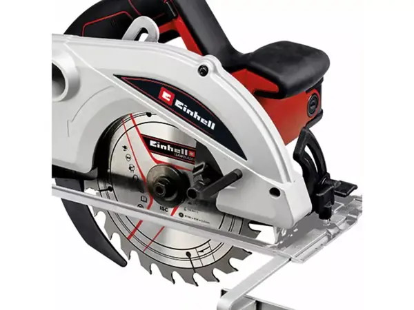 Šikmý pohled na ruční kotoučovou pilu Einhell TC-CS 1410 s namontovaným pilovým kotoučem a tělem v bílo-červeném provedení.