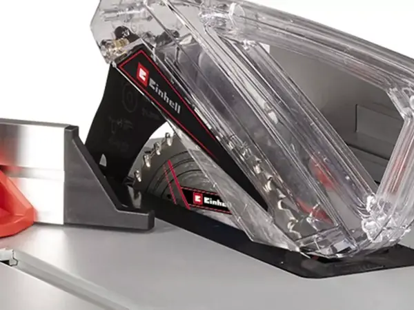 Pilový kotouč stolní pily Einhell TE-TS 254 T v šikmé poloze s průhledným ochranným krytem.