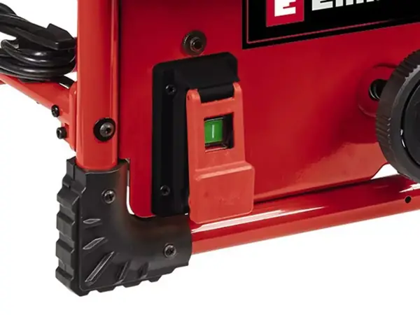 Boční pohled na kryt stolní pily Einhell TE-TS 254 T s transportním kolem a červeným krytem.