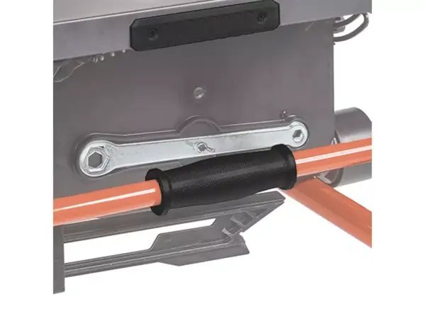 Vedení pod stolem stolní pily Einhell TE-TS 254 T pro nastavení pilového kotouče.