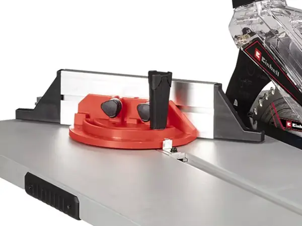 Úhlový doraz stolní pily Einhell TE-TS 254 T pro přesné vedení obrobků při řezání.