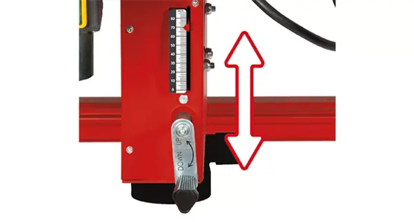 Nastavení výšky pilového kotouče stolní kotoučové pily Einhell TC-TS 315 U pomocí bočního otočného madla.