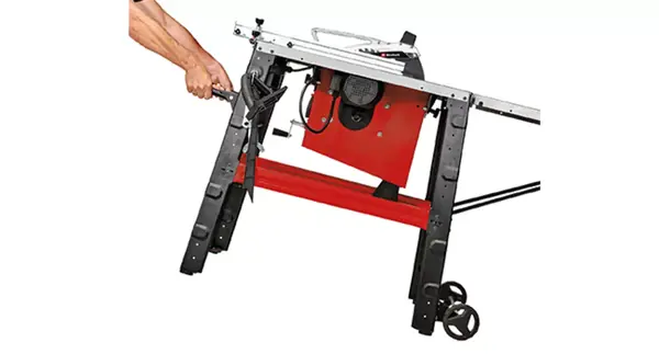 Transportní funkce stolní kotoučové pily Einhell TC-TS 315 U se sklápěcím podstavcem a velkými koly pro snadné přesunutí.