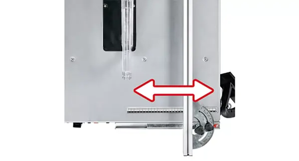 Paralelní doraz stolní kotoučové pily Einhell TC-TS 315 U s aretační rukojetí a stupnicí pro přesné vedení řezu.