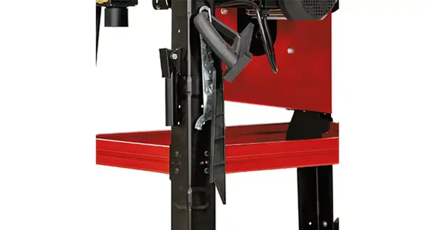 Držák příslušenství na stolní kotoučové pile Einhell TC-TS 315 U pro přehledné uložení nářadí a dorazů.