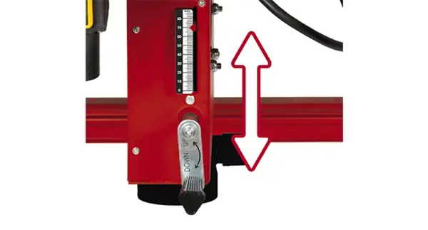 Nastavení výšky pilového kotouče stolní kotoučové pily Einhell TE-TS 315 UD pomocí boční otočné rukojeti s měřítkem.