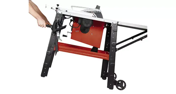 Podstavec stolní kotoučové pily Einhell TE-TS 315 UD s transportní funkcí a dvěma velkými koly pro mobilní použití.