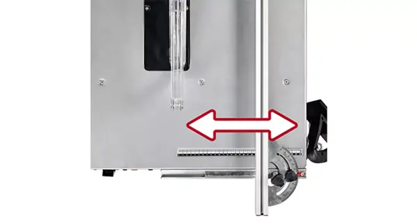 Úhlový doraz stolní kotoučové pily Einhell TE-TS 315 UD s vodicí lištou pro přesné pokosové a příčné řezy.