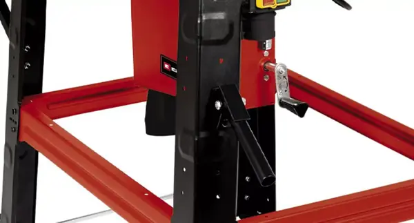 Nohy podstavce stolní kotoučové pily Einhell TE-TS 315 UD s integrovaným vypínačem pro snadnou obsluhu.