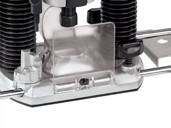 Detailansicht der Einhell Oberfräse TC-RO 1155 E mit transparentem Späneschild zum Schutz vor Holzresten.