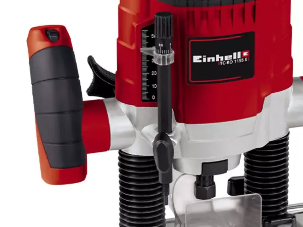 Seitliche Ansicht der Einhell Oberfräse TC-RO 1155 E mit sichtbarer Frästiefeneinstellung und gummiertem Griff.