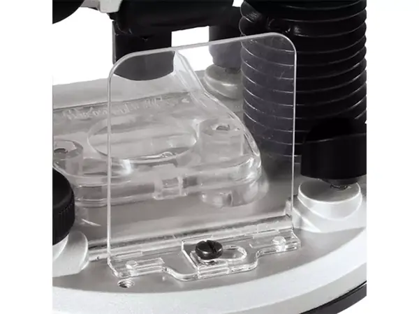 Detailní pohled na průhledný kryt proti třískám horní frézky Einhell TE-RO 1255 E pro ochranu před dřevními třískami.